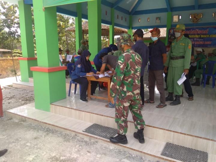 Anggota Satgas TMMD Bojonegoro Menertibkan Antrian Daftar Hadir Anggota Linmas Dan Masyarakat